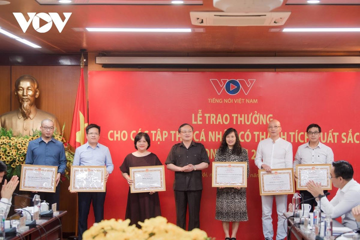 VOV khen thưởng các tập thể và cá nhân có thành tích xuất sắc năm 2021 - 2