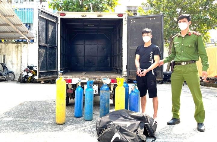 Bắt quả tang vụ vận chuyển hơn 220 bình khí cười từ Hà Nội vào Đà Nẵng - 2