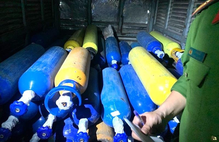 Bắt quả tang vụ vận chuyển hơn 220 bình khí cười từ Hà Nội vào Đà Nẵng - 1