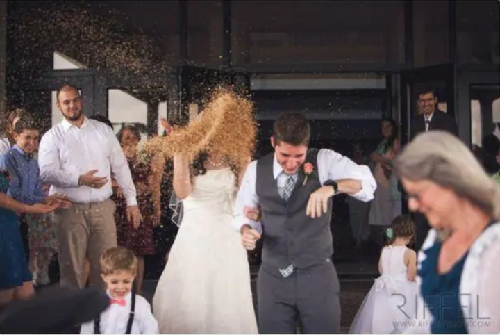 Loạt thảm cảnh dở khóc dở cười của các cô dâu bị vận rủi đeo bám trong đám cưới - 1