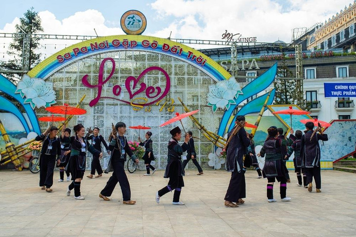 Lễ hội hoa hồng Fansipan 2022 khai màn thành công 'đại tiệc hè Sa Pa' - 1