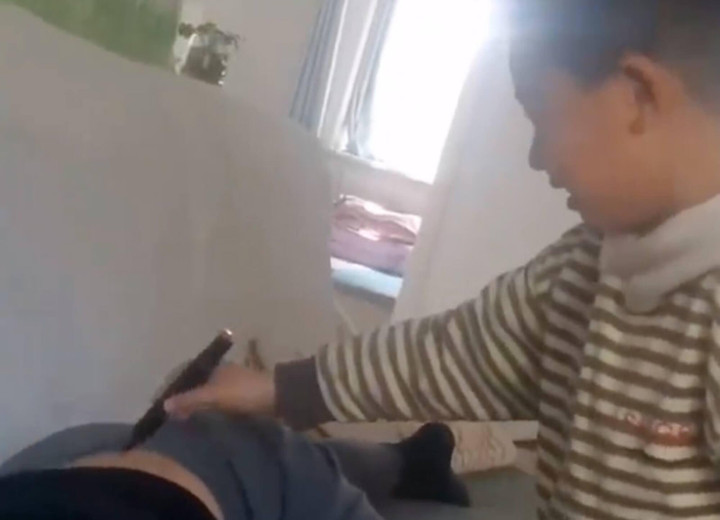 Chồng ngủ li bì 5 tiếng không dậy, vợ tức tối biến chồng 'hợp nhất' với ghế sofa - 4