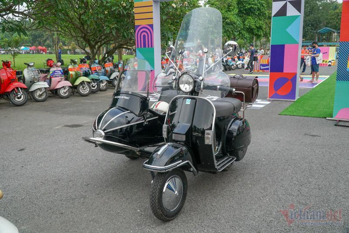 Ngắm dàn xe máy Vespa cổ trên 50 tuổi quy tụ ở Hà Nội