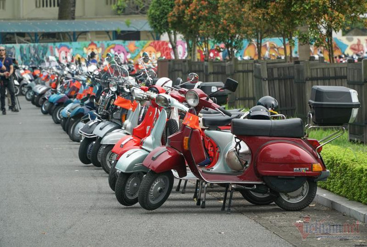 Ngắm dàn xe máy Vespa cổ trên 50 tuổi quy tụ ở Hà Nội