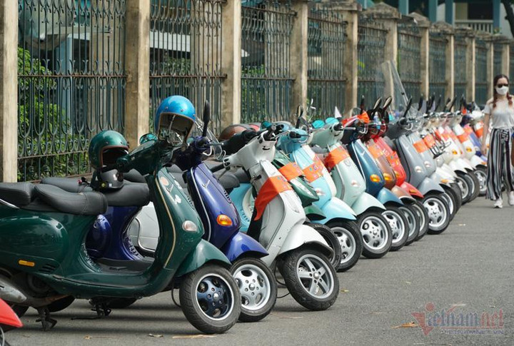 Ngắm dàn xe máy Vespa cổ trên 50 tuổi quy tụ ở Hà Nội