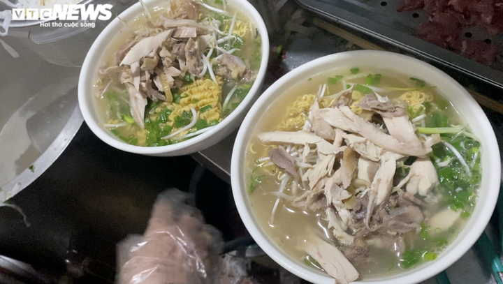 Quán phở kỳ lạ ở Hà Nội: Chỉ đông khách lúc nửa đêm, bán vài trăm bát một ngày - 11