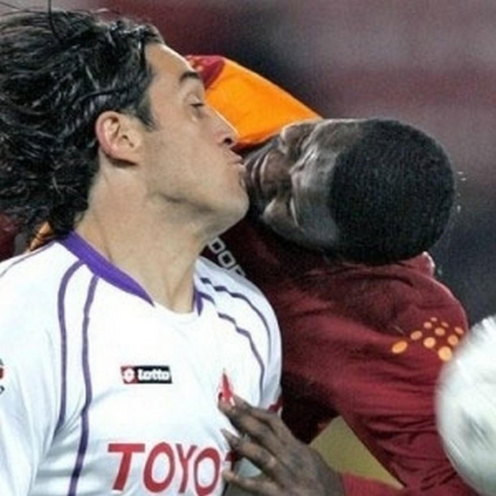 Hình ảnh cười ra nước mắt trên sân cỏ khi cầu thủ đá bóng vẫn không quên tấu hài - 7