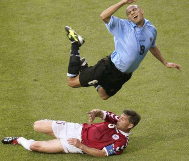 Hình ảnh cười ra nước mắt trên sân cỏ khi cầu thủ đá bóng vẫn không quên tấu hài - 4