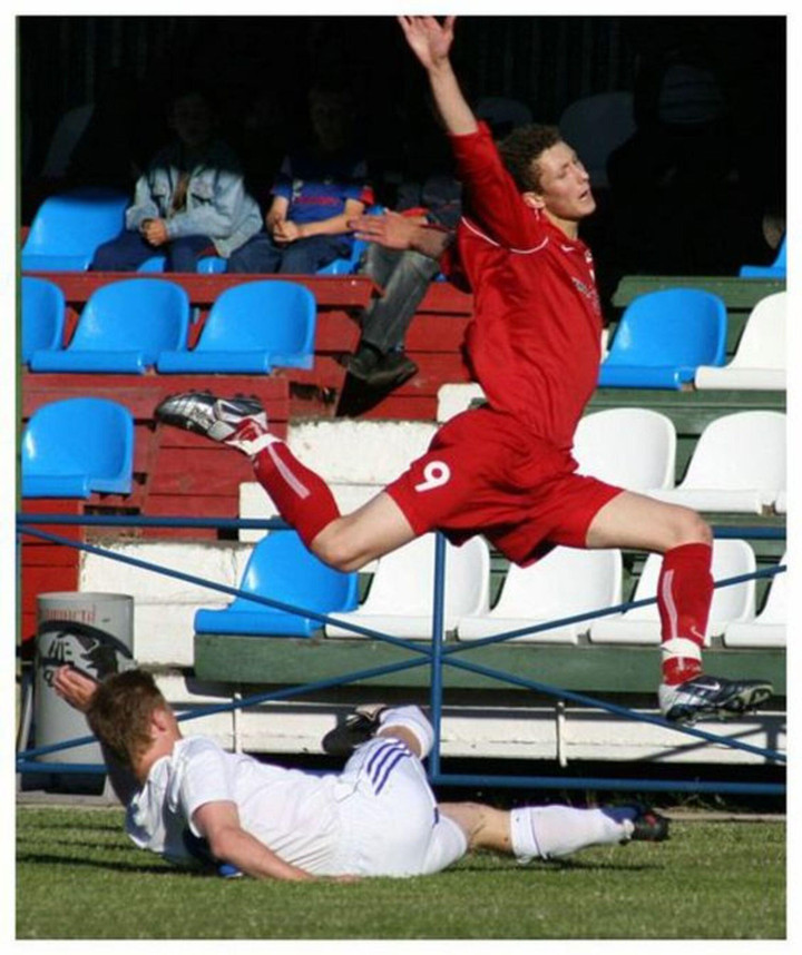 Hình ảnh cười ra nước mắt trên sân cỏ khi cầu thủ đá bóng vẫn không quên tấu hài - 5