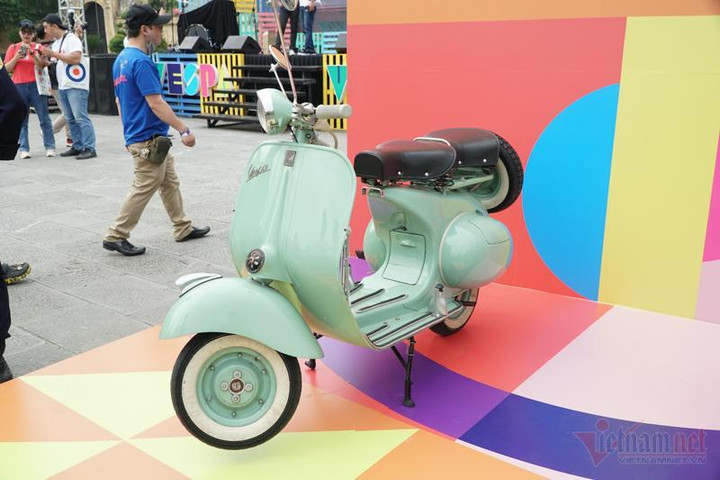 Ngắm dàn xe máy Vespa cổ trên 50 tuổi quy tụ ở Hà Nội