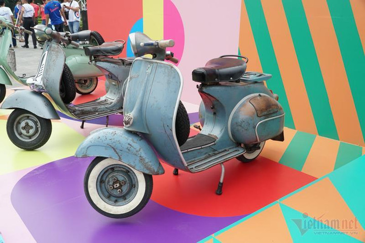 Ngắm dàn xe máy Vespa cổ trên 50 tuổi quy tụ ở Hà Nội