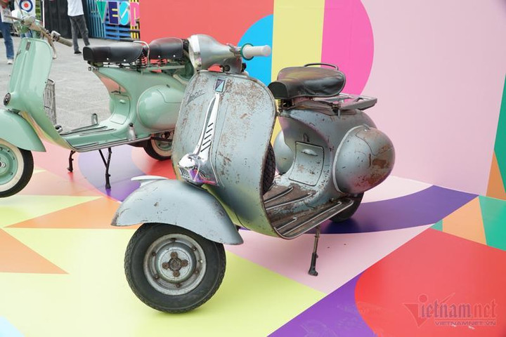 Ngắm dàn xe máy Vespa cổ trên 50 tuổi quy tụ ở Hà Nội