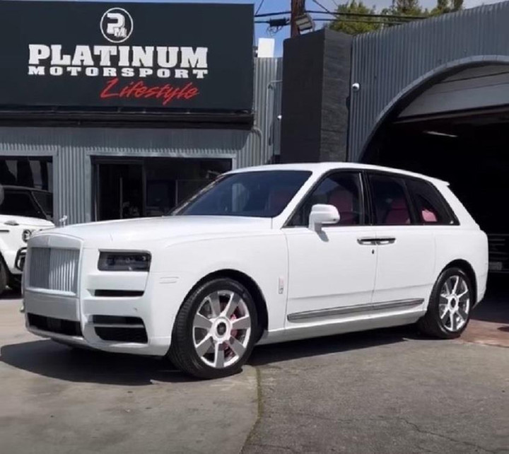 Rolls-Royce Cullinan độ nội thất màu hồng khiến chị em mê mệt - 1