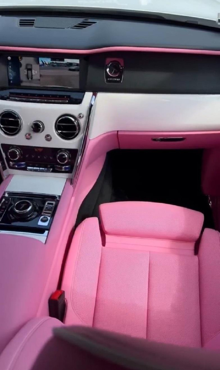 Rolls-Royce Cullinan độ nội thất màu hồng khiến chị em mê mệt - 2