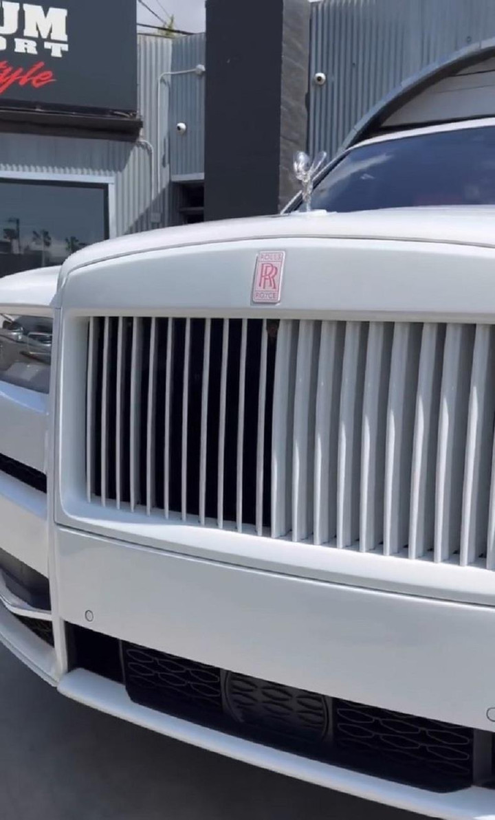 Rolls-Royce Cullinan độ nội thất màu hồng khiến chị em mê mệt - 4