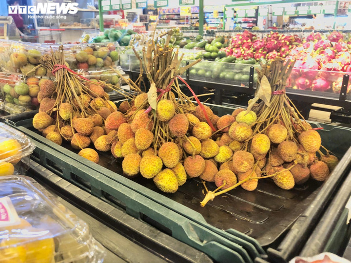 Vải đầu mùa xuất hiện, giá ‘chát’ nhưng vẫn cháy hàng - 3