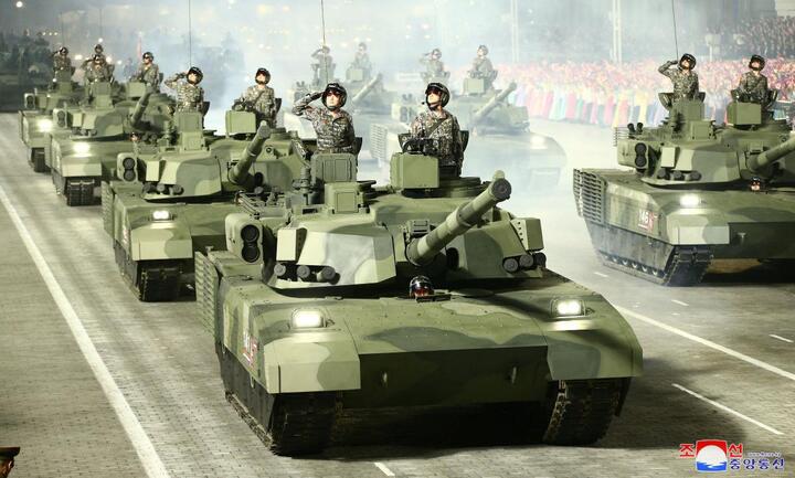 Ảnh: Triều Tiên duyệt binh với dàn tên lửa khổng lồ - 10