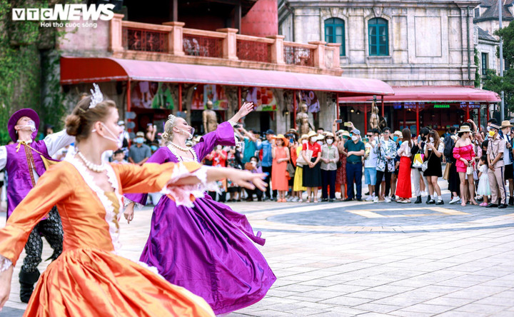 Du lịch 30/4 - 1/5: Gần 3 triệu đồng/vé tour ngắm TP Đà Nẵng từ trực thăng - 2