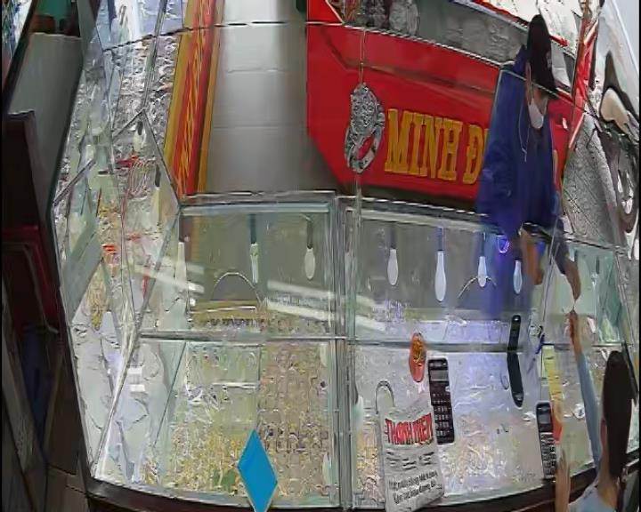 Gã thanh niên đi SH đóng giả khách hàng để cướp tiệm vàng ở Thừa Thiên - Huế - 3