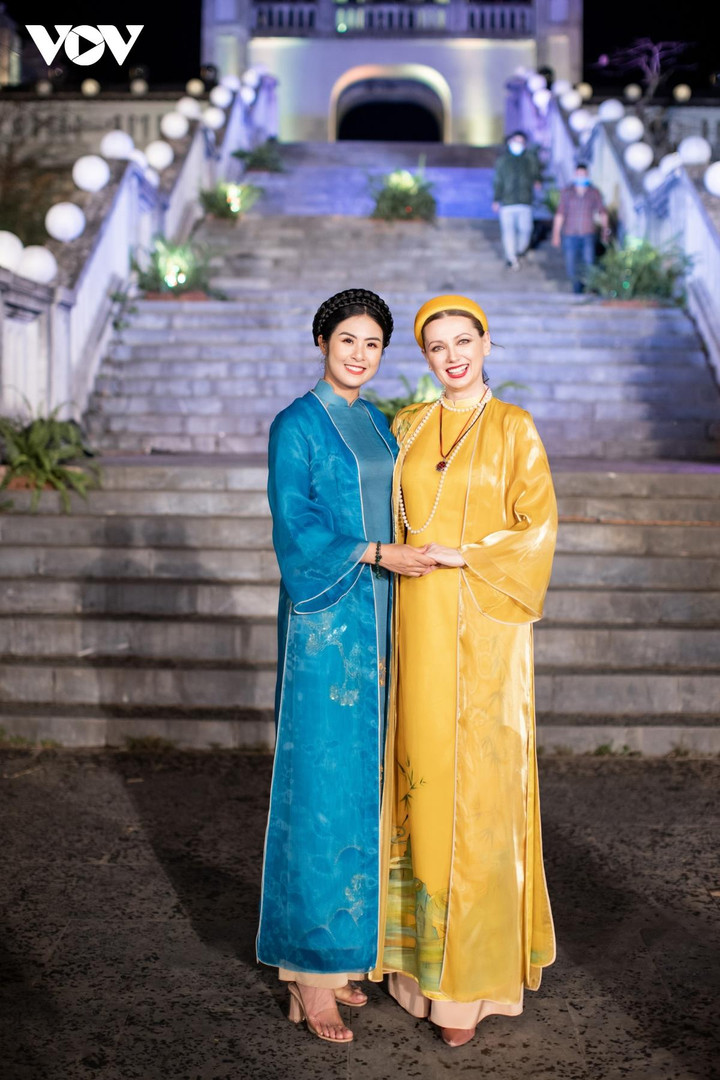 NSND Lan Hương 'Em bé Hà Nội' làm mẫu áo dài cho Hoa hậu Ngọc Hân - 4