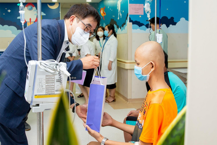 Shinhan Life Việt Nam hỗ trợ bệnh nhi ung thư máu tại TP.HCM - 2