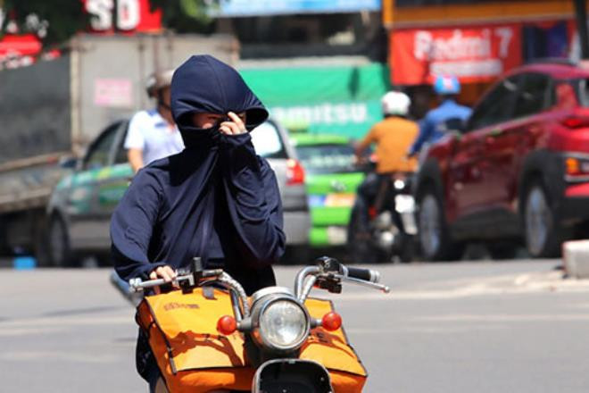 Thời tiết ngày 26/4: Nắng nóng gay gắt ở nhiều nơi, đề phòng mưa dông, lốc sét - 1