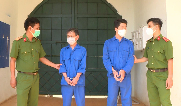 Tạm giữ nhóm người tạt mắm tôm vào shop quần áo - 1