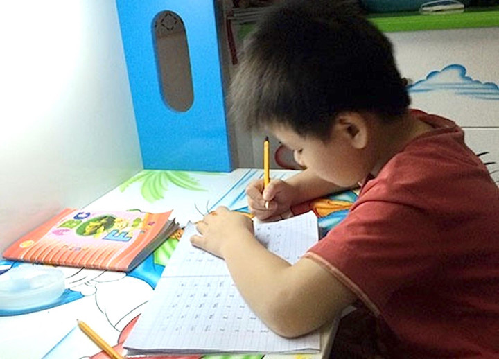 Phụ huynh đua nhau cho con học lớp tiền tiểu học, hơn 300.000 đồng/buổi - 2