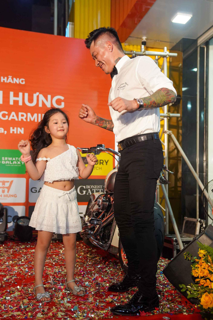 Tuấn Hưng mua lại toàn bộ số hàng hiệu bị trộm ở Anh để 'đền' cho vợ - 2