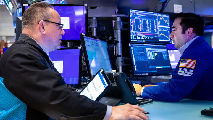 Nhà đầu tư bán tháo cổ phiếu, chứng khoán Mỹ lao dốc - 1