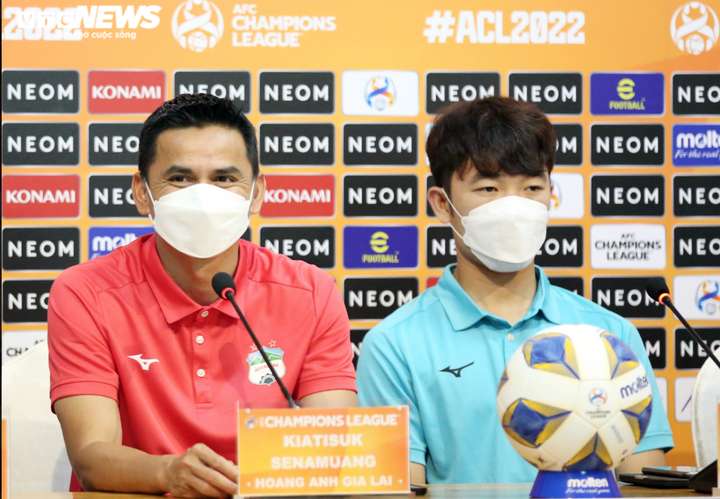 Kiatisak cân nhắc dùng cầu thủ trẻ đấu kình địch Nhật Bản - 1