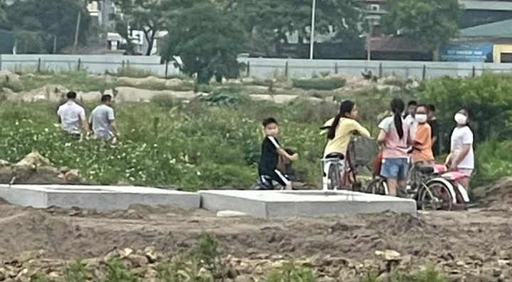 Đi tập thể dục, thiếu tá công an ở Hải Dương cứu 2 bé ngập dưới hố nước sâu - 1