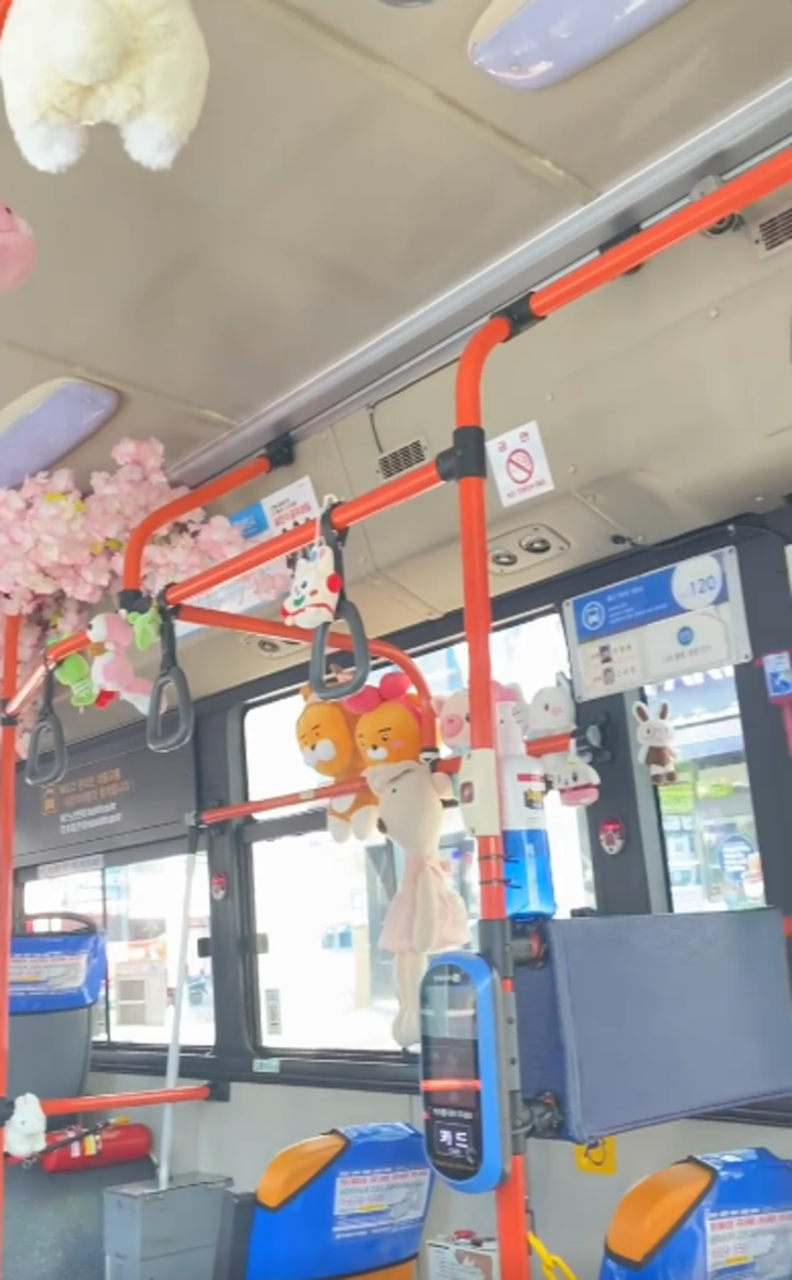 Góc ấm áp: Cả một bầu trời đáng yêu bất ngờ xuất hiện trên các chiếc xe buýt - 7