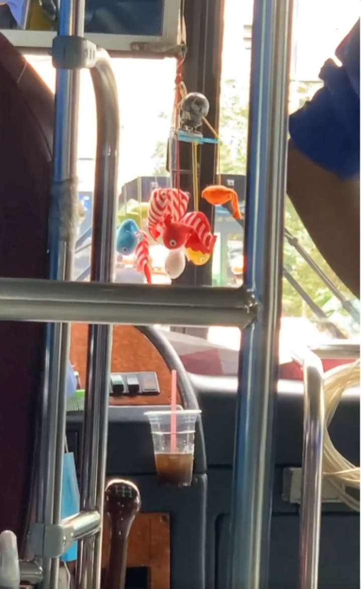 Góc ấm áp: Cả một bầu trời đáng yêu bất ngờ xuất hiện trên các chiếc xe buýt - 5