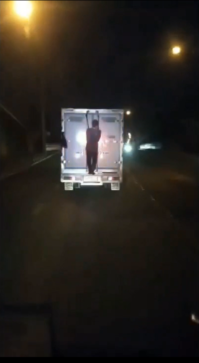 Chiếc xe tải ‘ma ám’ khiến người đi đường hú vía, lập tức đăng lên mạng cảnh báo - 2