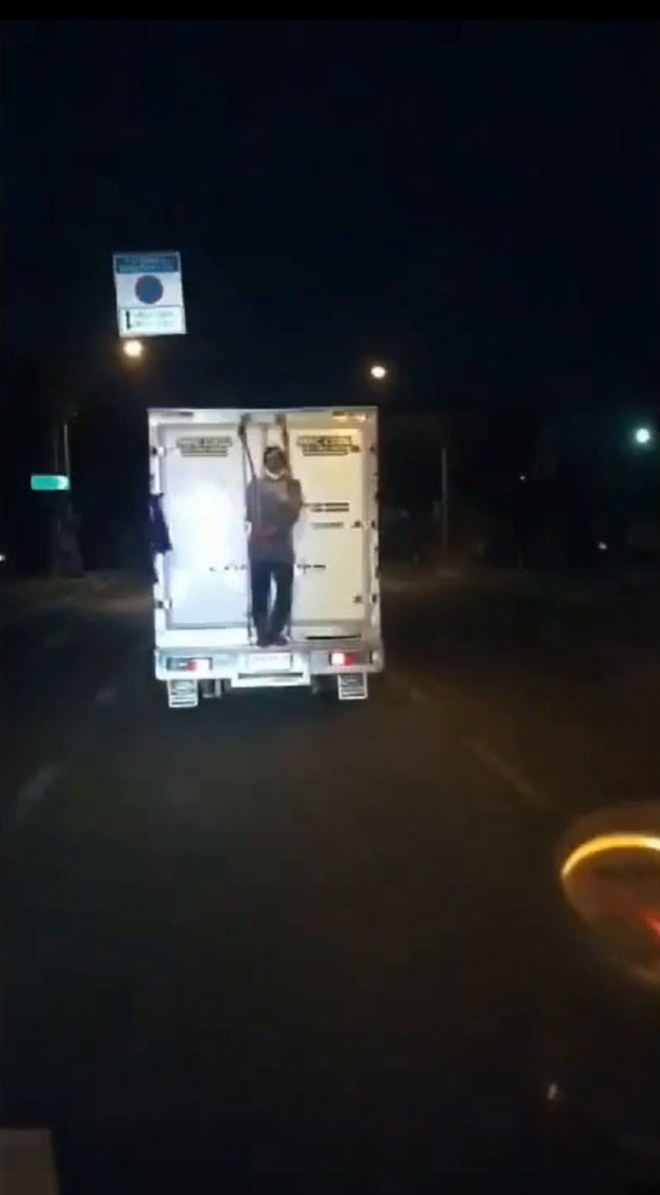 Chiếc xe tải ‘ma ám’ khiến người đi đường hú vía, lập tức đăng lên mạng cảnh báo - 3