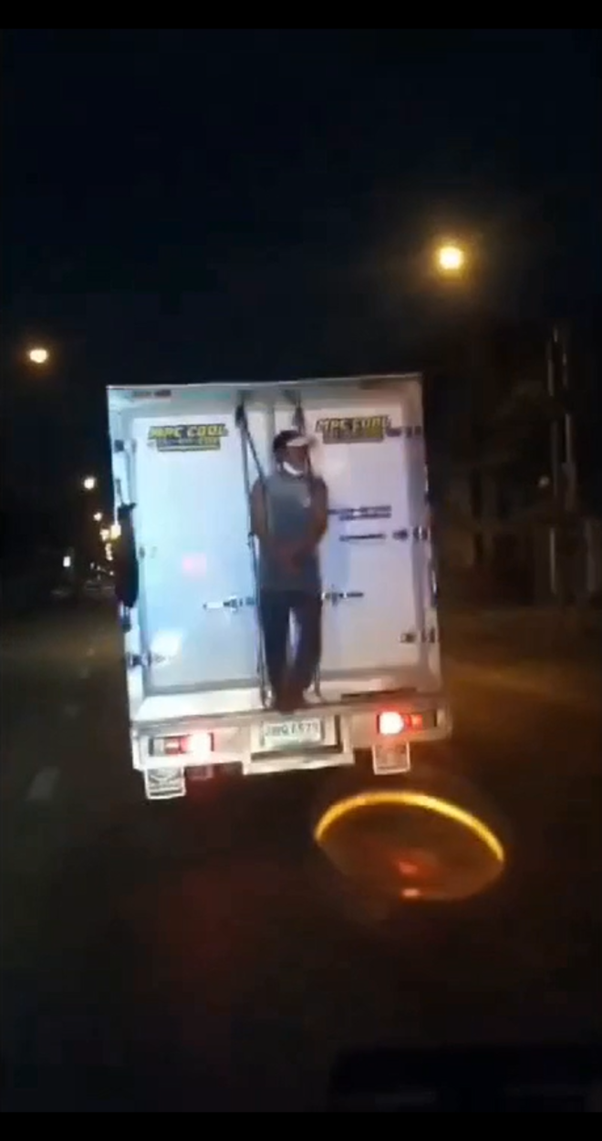 Chiếc xe tải ‘ma ám’ khiến người đi đường hú vía, lập tức đăng lên mạng cảnh báo - 4