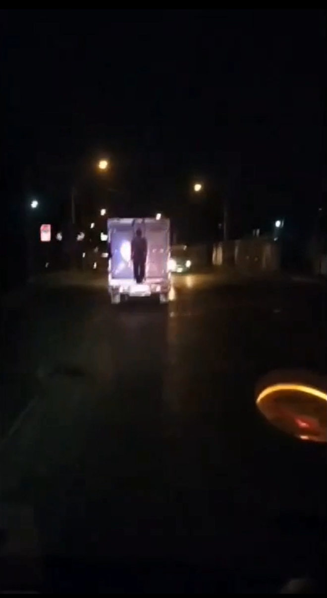 Chiếc xe tải ‘ma ám’ khiến người đi đường hú vía, lập tức đăng lên mạng cảnh báo - 1