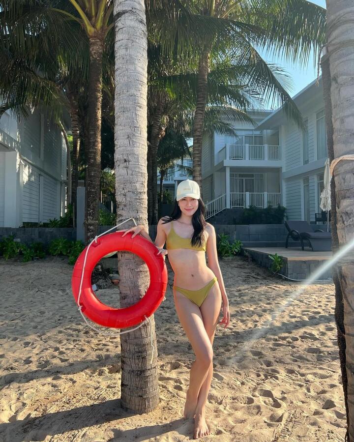 Á hậu Phương Anh thả dáng quyến rũ với bikini - 1