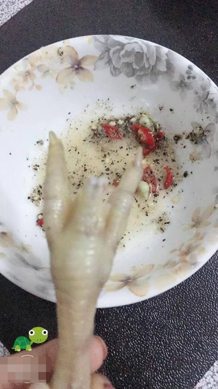 Cô gái gãy mất răng vì chân gà, đọc đến bình luận của dân mạng còn hết hồn hơn - 2