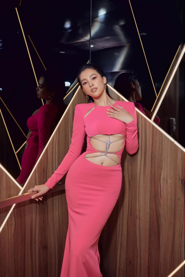 Ảnh: Vóc dáng bốc lửa của Hoa hậu Tiểu Vy trong bộ áo tắm cắt xẻ - 8