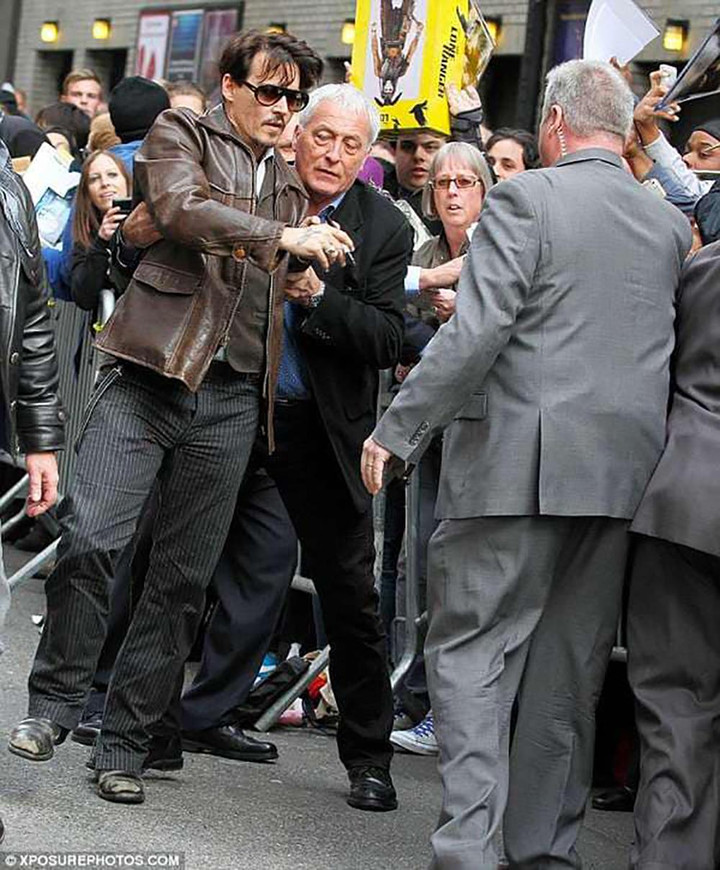 Chiều fan như Johny Depp: Giằng co với vệ sĩ của chính mình chỉ để làm điều này - 4