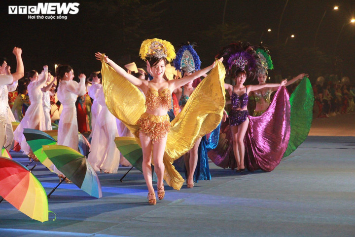 Carnaval Hạ Long trở lại sau 2 năm tạm dừng vì dịch COVID-19 - 8