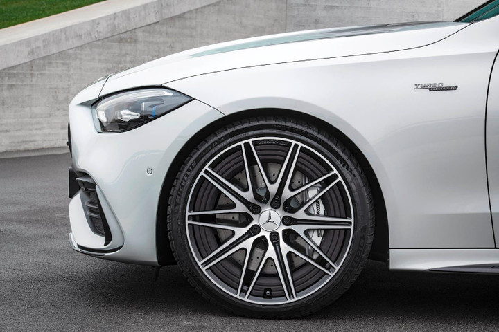 Dòng xe mạnh nhất của Mercedes C-Class có công suất 402 mã lực - 10