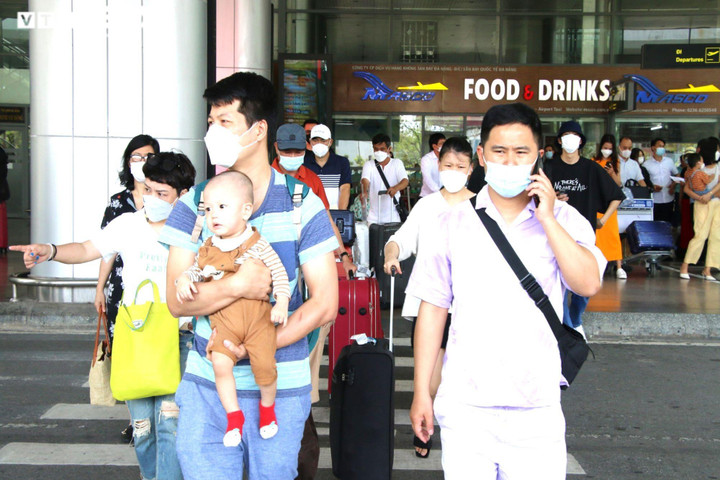 Dòng người ‘đổ bộ’ về Đà Nẵng, sân bay, ga tàu, bến xe nhộn nhịp - 1