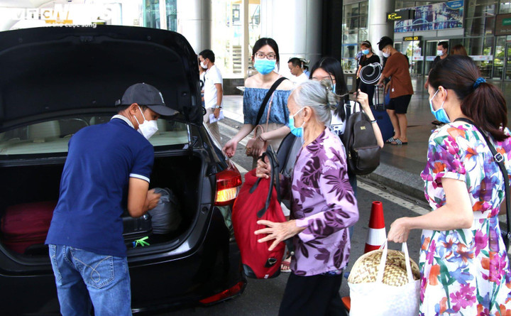 Dòng người ‘đổ bộ’ về Đà Nẵng, sân bay, ga tàu, bến xe nhộn nhịp - 2