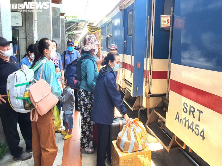 Dòng người ‘đổ bộ’ về Đà Nẵng, sân bay, ga tàu, bến xe nhộn nhịp - 6