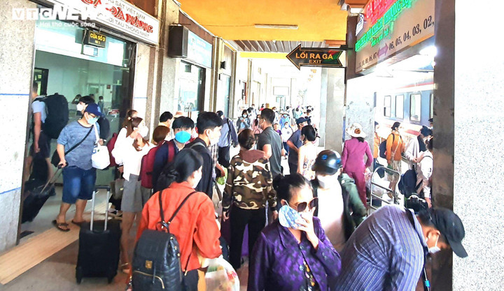 Dòng người ‘đổ bộ’ về Đà Nẵng, sân bay, ga tàu, bến xe nhộn nhịp - 4