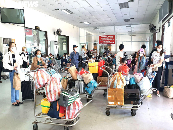 Dòng người ‘đổ bộ’ về Đà Nẵng, sân bay, ga tàu, bến xe nhộn nhịp - 5