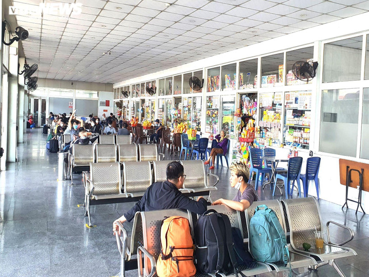 Dòng người ‘đổ bộ’ về Đà Nẵng, sân bay, ga tàu, bến xe nhộn nhịp - 7